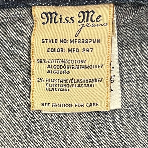 MISS ME: Embellished Distressed Back Pockets Curvy Shorts - Picture 8 of 8